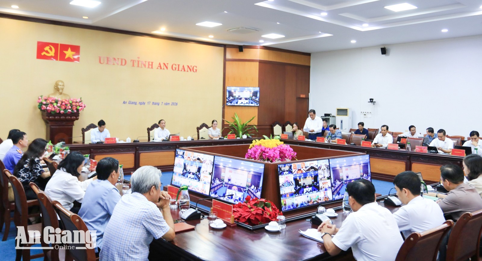 Quang cảnh hội nghị tại Hội trường UBND tỉnh