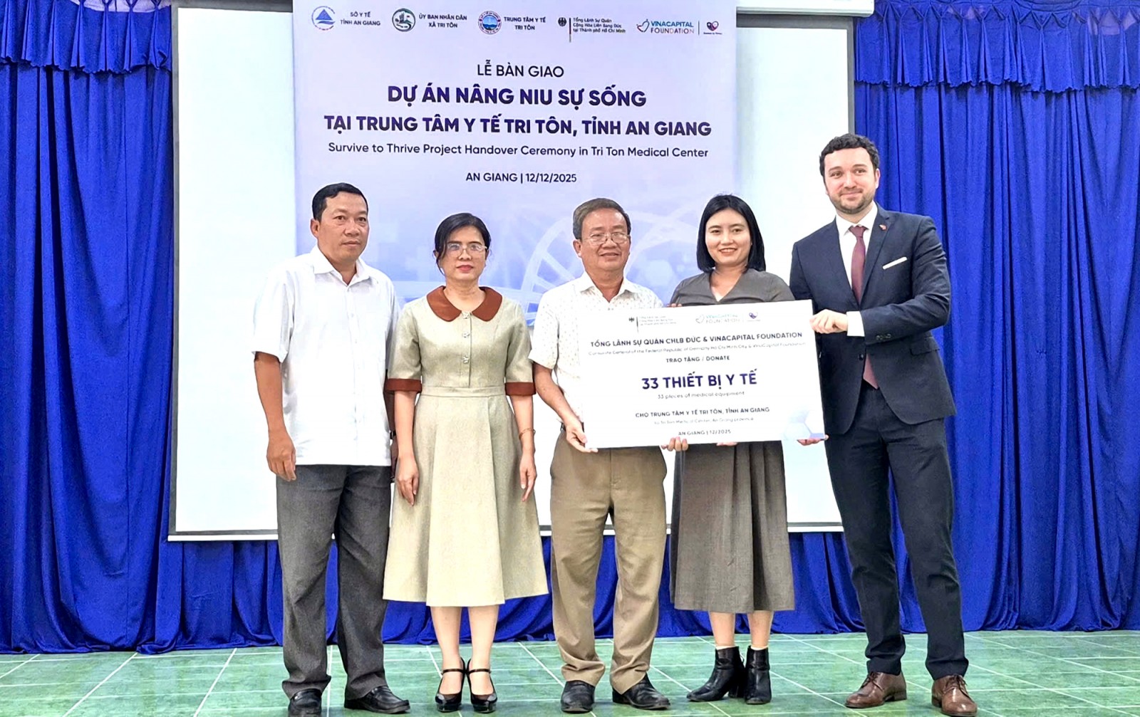 Xã Tri Tôn tiếp nhận thiết bị y tế từ Tổng Lãnh sự quán Cộng hòa Liên bang Đức và chương trình Nâng niu sự sống