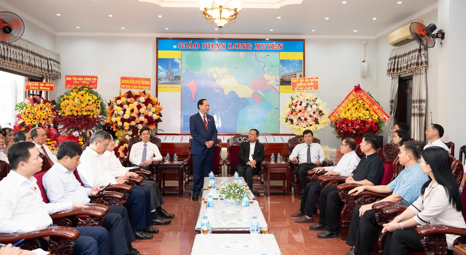 Phó Chủ tịch Quốc hội Trần Quang Phương chúc mừng Giáng sinh tại Tòa Giám mục Giáo phận Long Xuyên