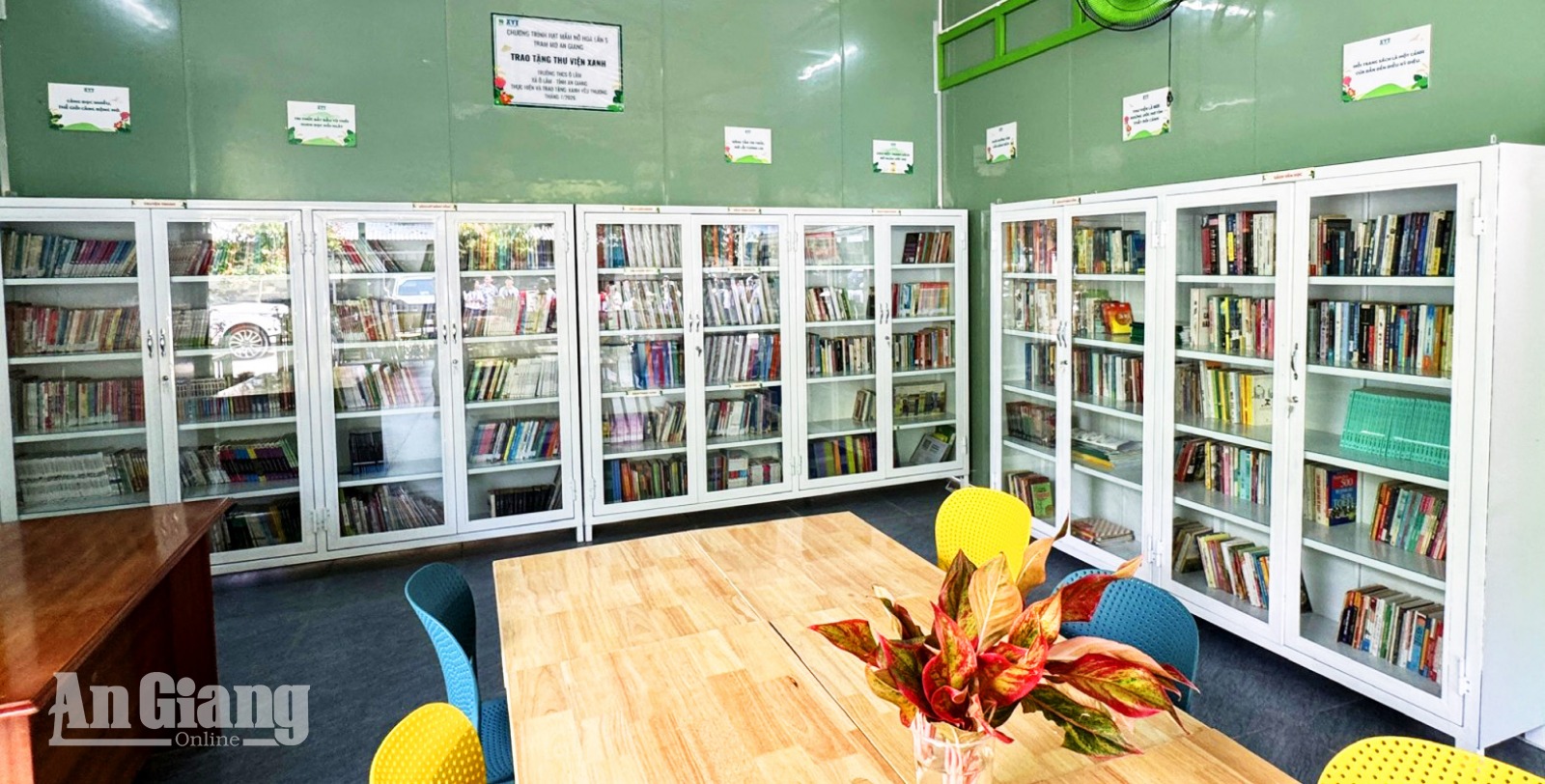 Trao tặng Thư viện xanh và nhà vệ sinh cho học sinh xã Ô Lâm