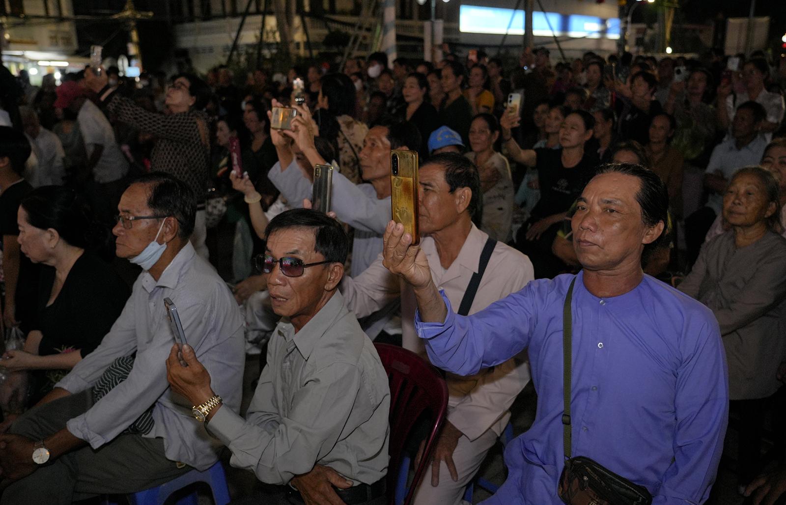 Hàng ngàn hoa đăng lung linh tỏa sáng trên sông Kiên