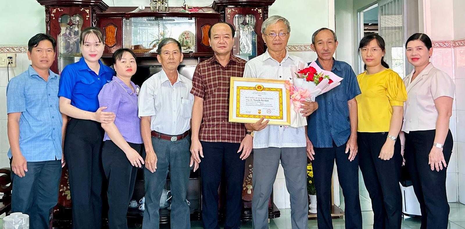 Xã Hòn Đất trao Huy hiệu Đảng tại nhà cho 3 đảng viên