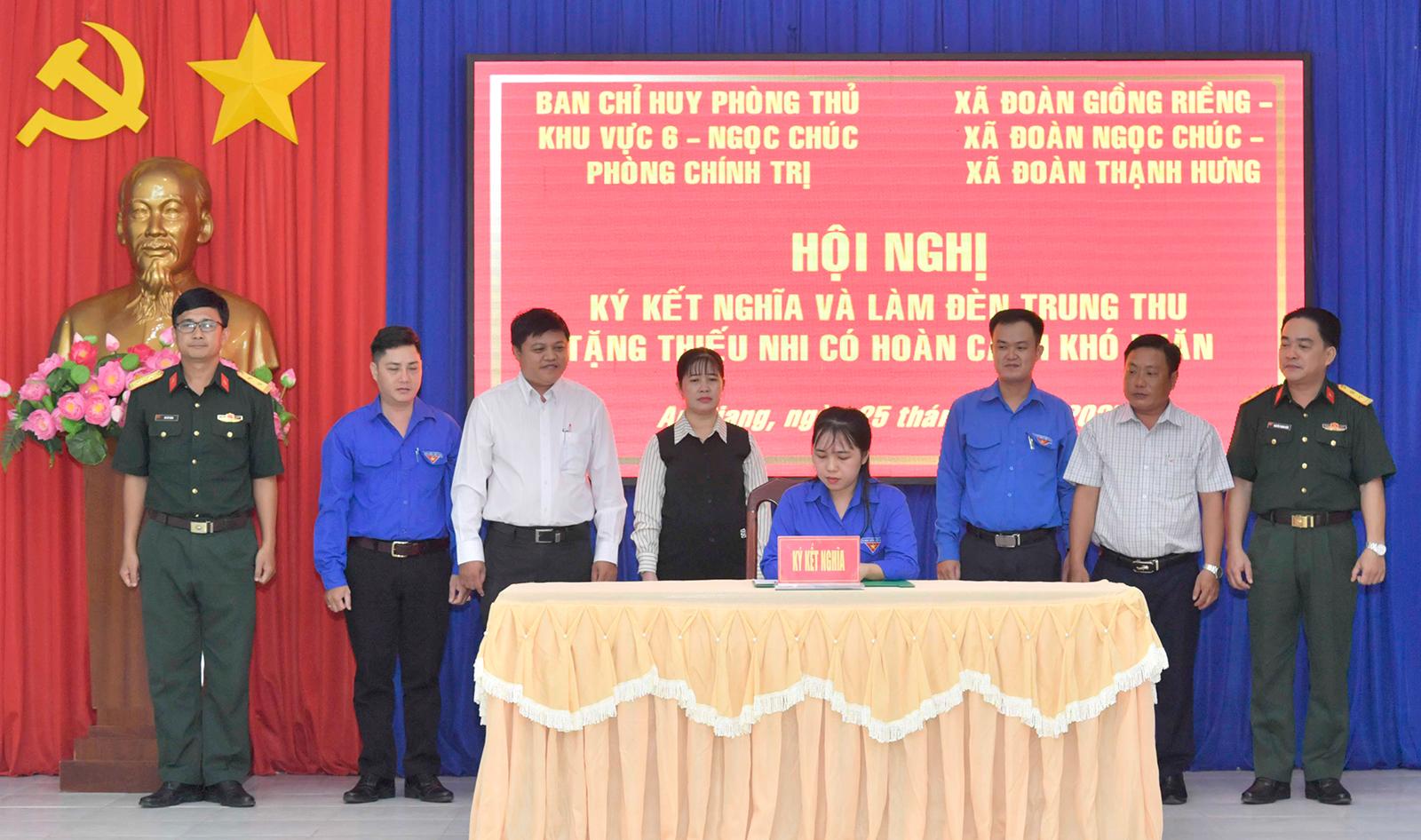 Ban Chỉ huy phòng thủ khu vực 6 - Ngọc Chúc ký kết nghĩa với tổ chức Đoàn địa bàn đóng quân