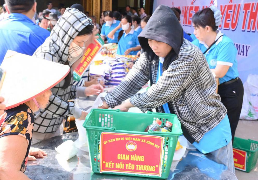 Cấp ủy, chính quyền xã Bình Mỹ thăm, chúc Tết Chôl Chnăm Thmây