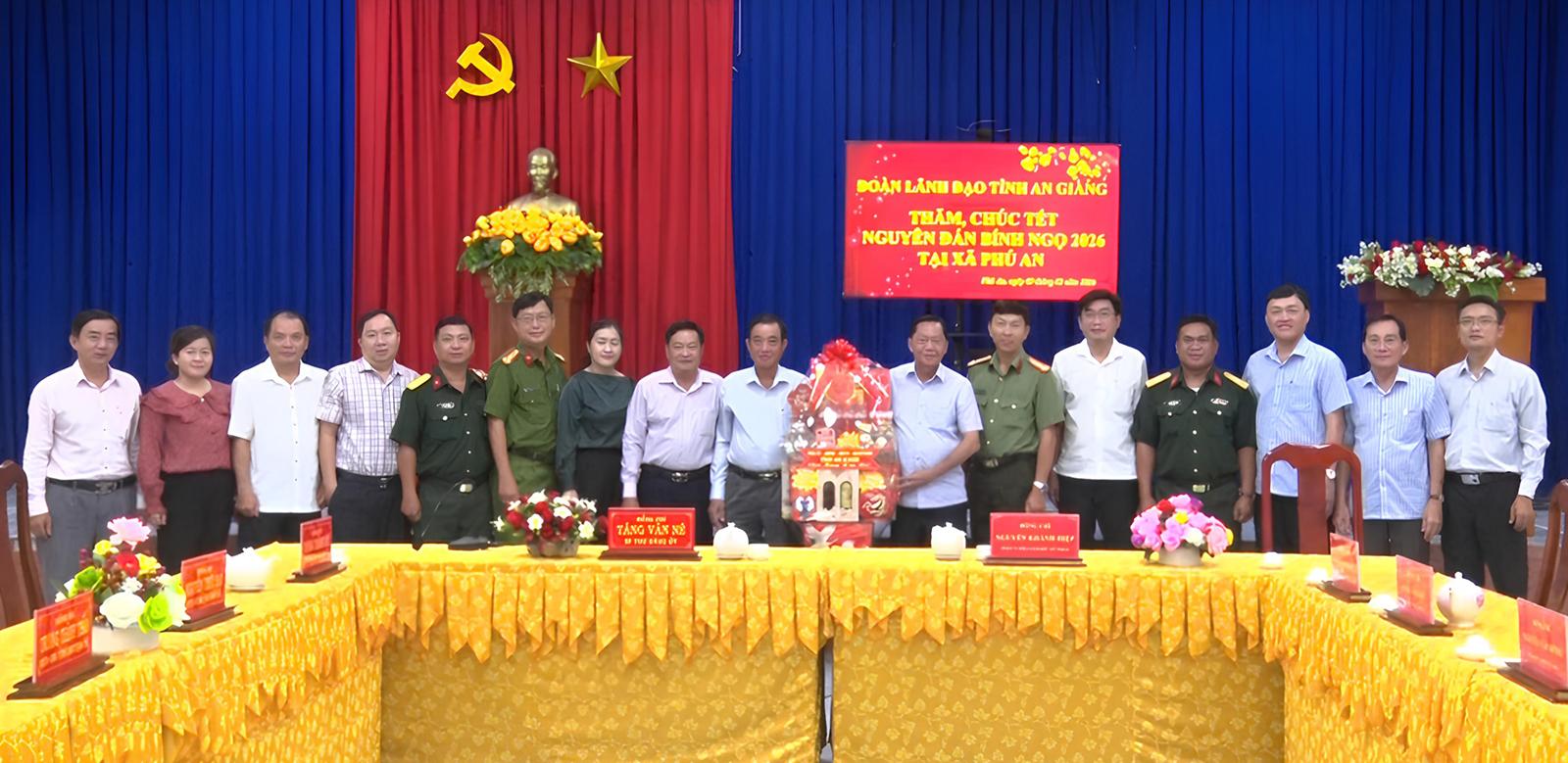 Giám đốc Sở Văn hóa và Thể thao tỉnh An Giang Nguyễn Khánh Hiệp chúc tết hai xã Phú An, Phú Lâm