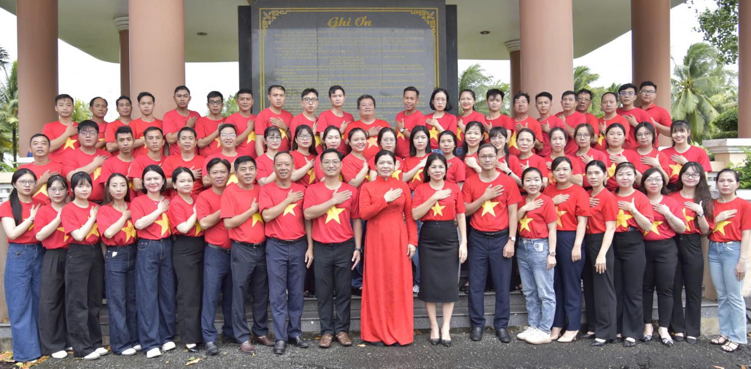 KienlongBank Rạch Giá dâng hương tri ân liệt sĩ và Anh hùng Nguyễn Trung Trực