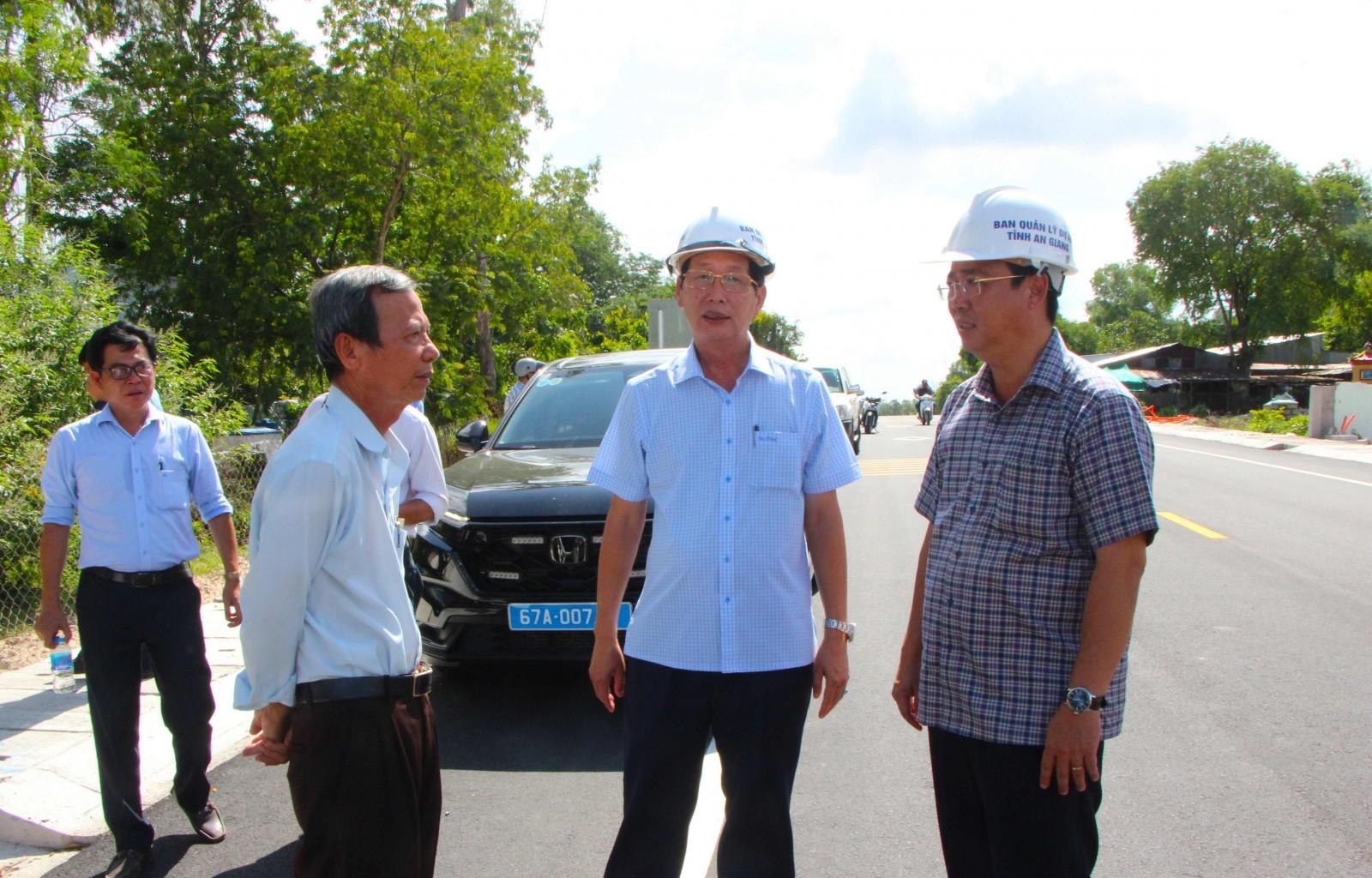 Phó Chủ tịch UBND tỉnh An Giang Lê Văn Phước kiểm tra tiến độ thi công Đường tỉnh 948 và giải ngân vốn đầu tư công