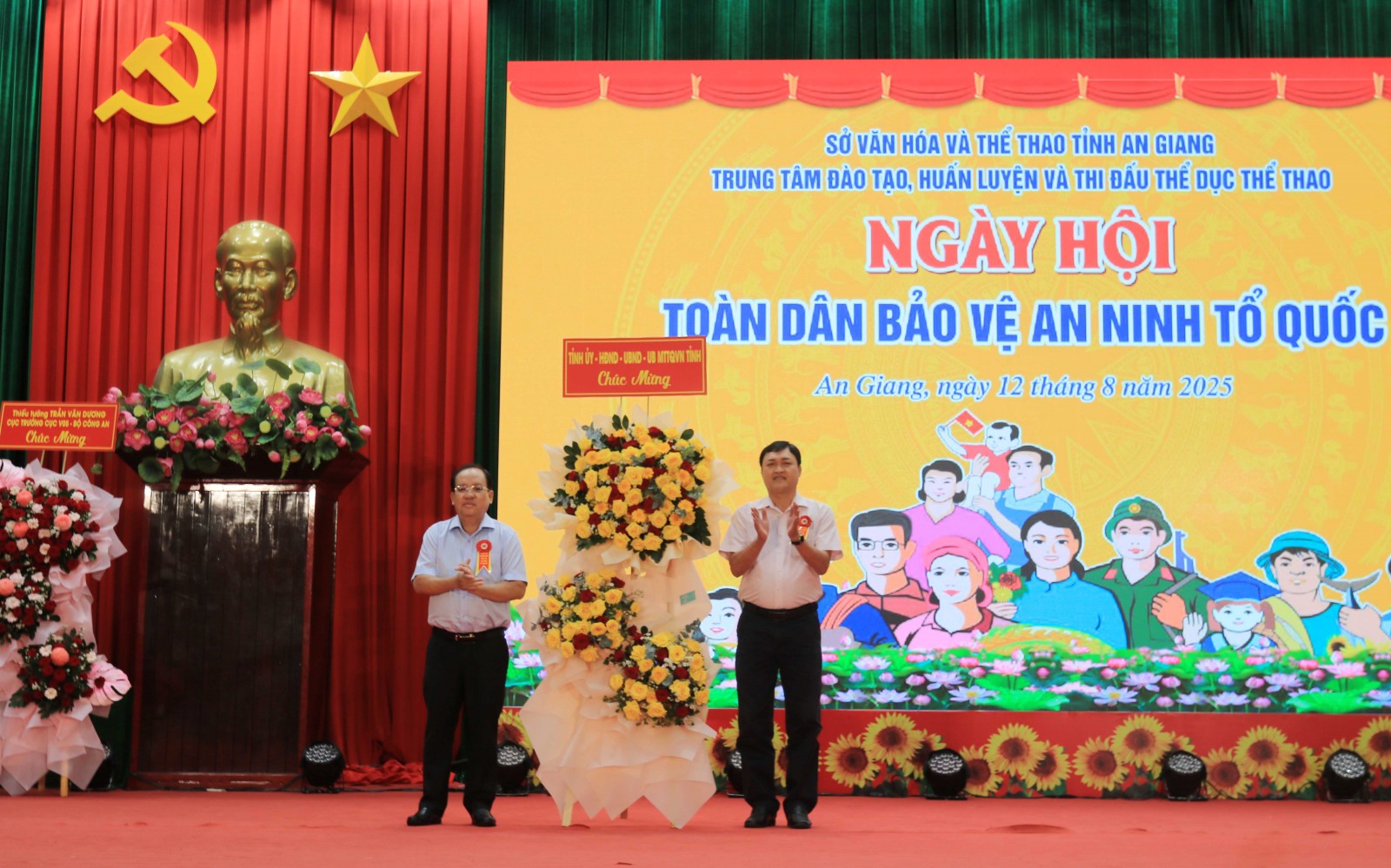 An Giang tổ chức Ngày hội Toàn dân bảo vệ an ninh Tổ quốc năm 2025 Đồng chí thiếu tướng Trần Văn Dương, Cục Trưởng Cục V05, Bộ Công an và đồng chí Nguyễn Thanh Phong, Ủy viên BTV Tỉnh ủy, Phó Chủ tịch Thường trực UBND tỉnh tặng hoa và quà chúc mừng ngày hội