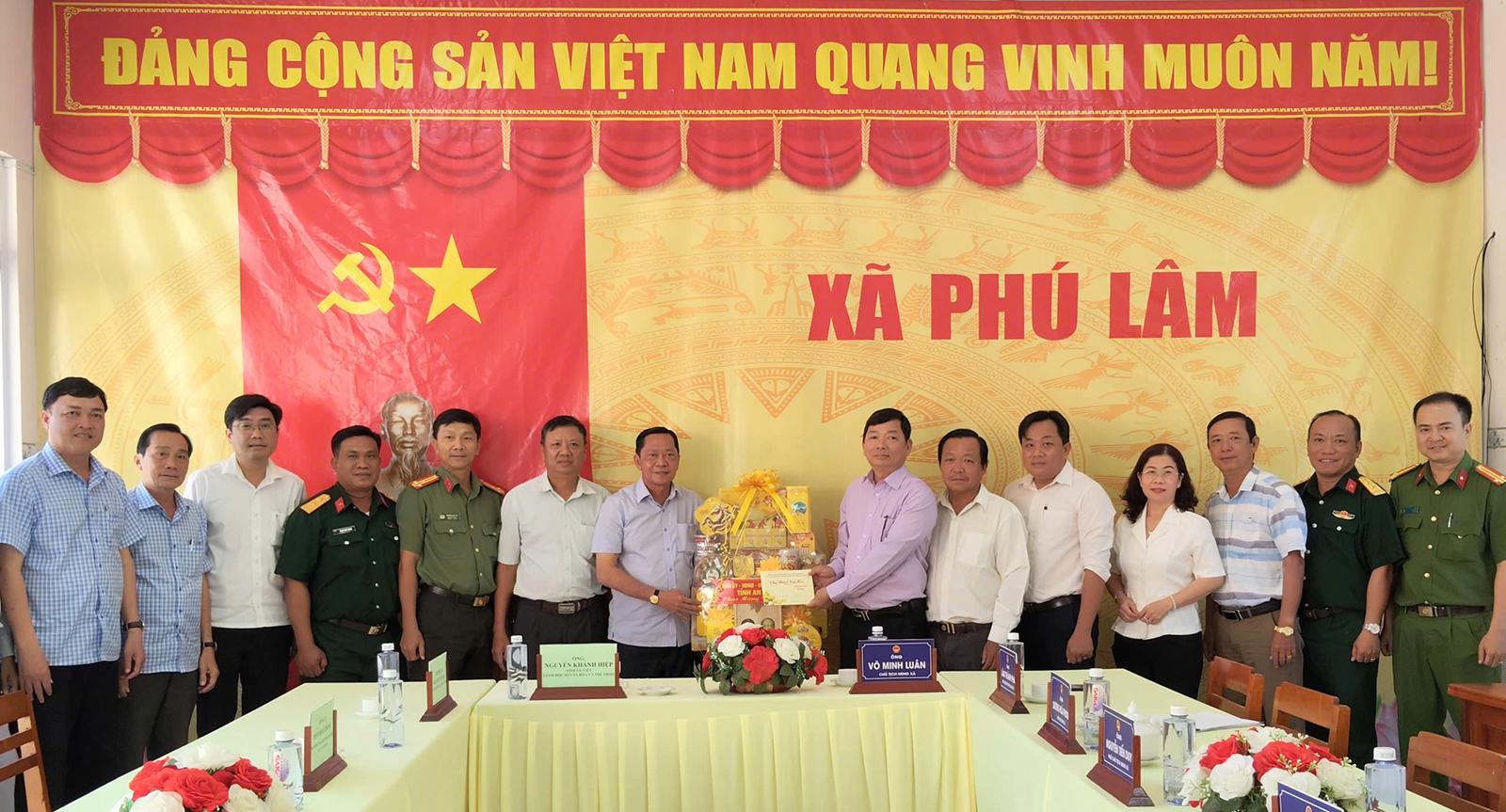 Giám đốc Sở Văn hóa và Thể thao tỉnh An Giang Nguyễn Khánh Hiệp chúc tết hai xã Phú An, Phú Lâm