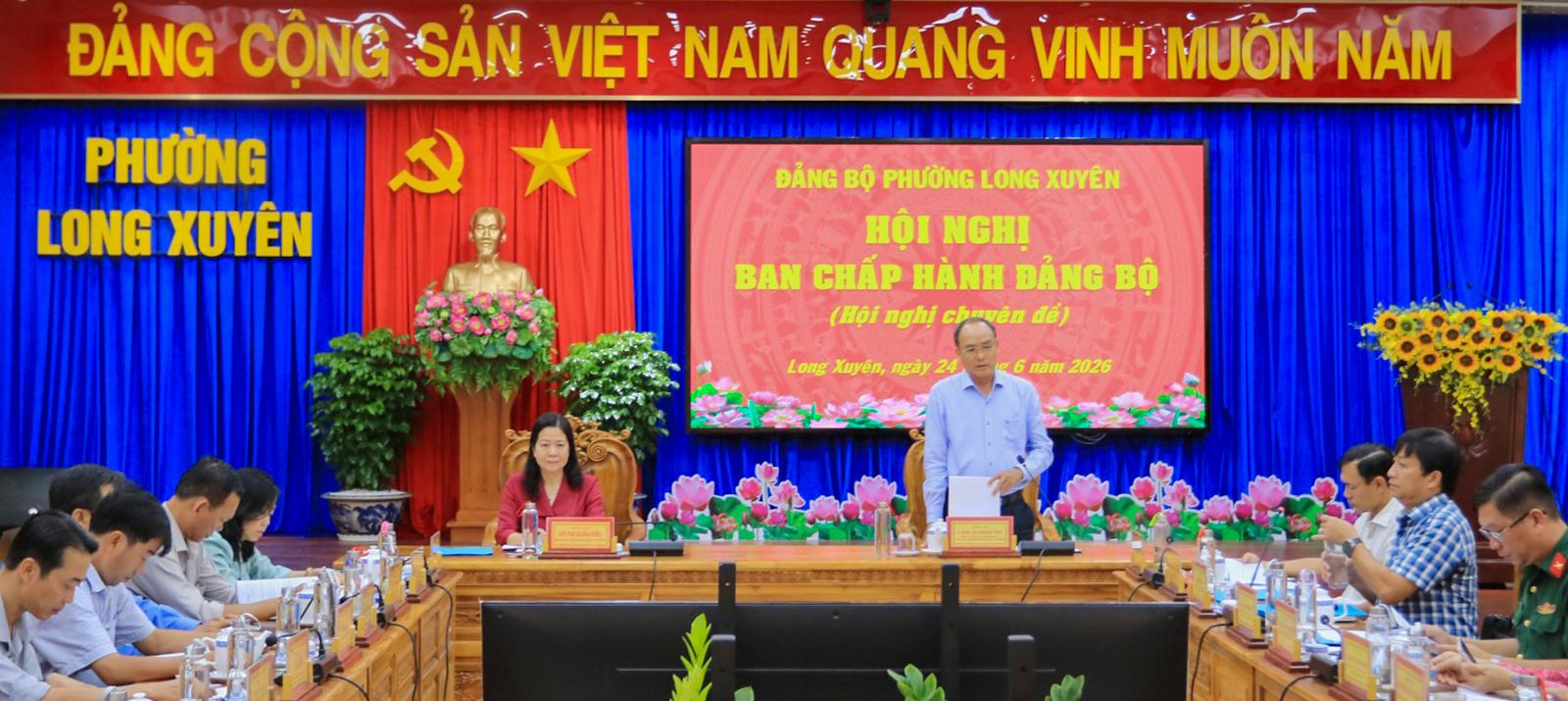 Tỉnh ủy viên, Bí thư Đảng ủy, Chủ tịch HĐND phường Long Xuyên Lâm Quang Thi phát biểu kết luận Hội nghị