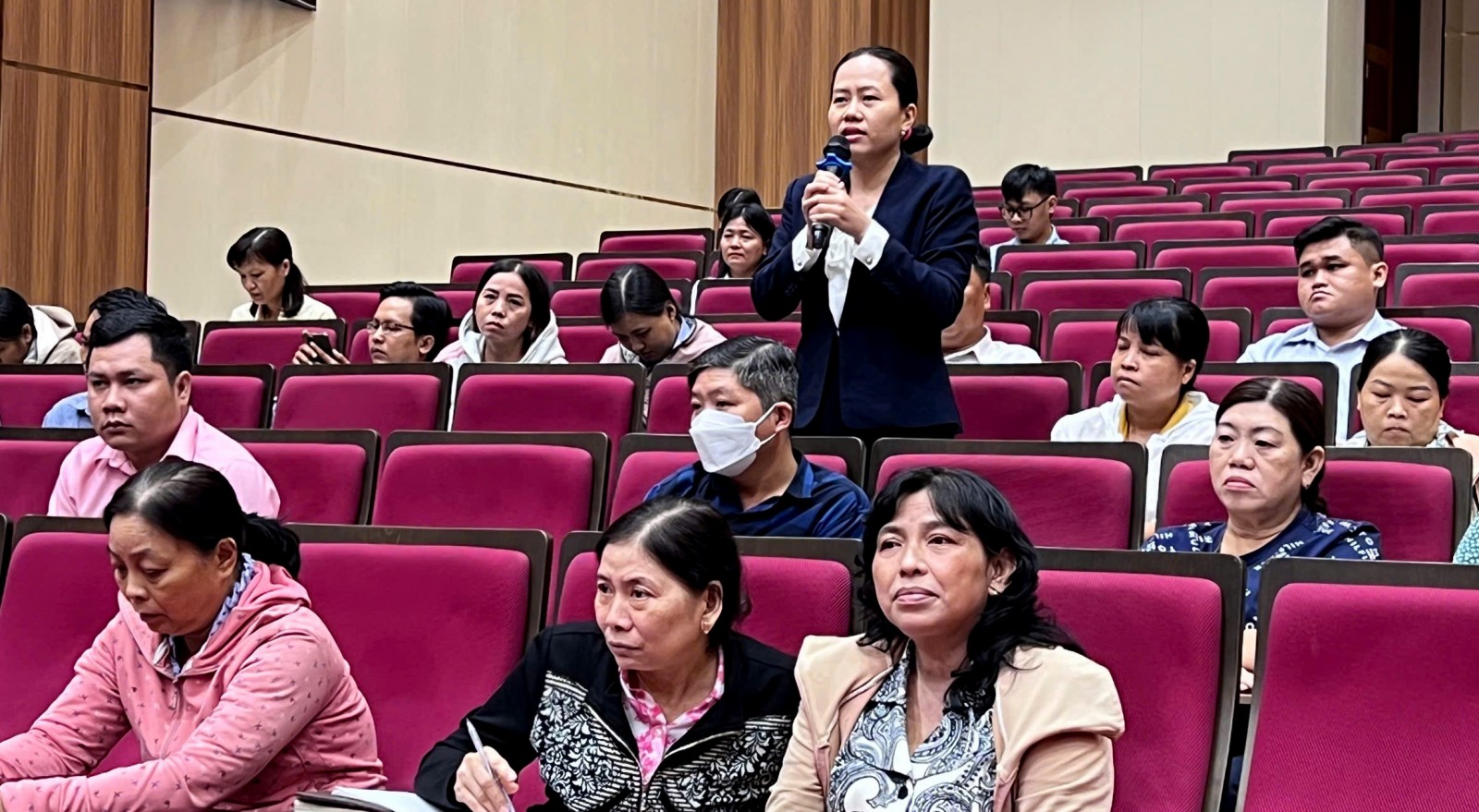 Thường trực Đảng ủy phường Long Xuyên gặp gỡ, đối thoại với bí thư, trưởng khóm và ban công tác mặt trận khóm Thường trực Đảng ủy chủ trì buổi đối thoại