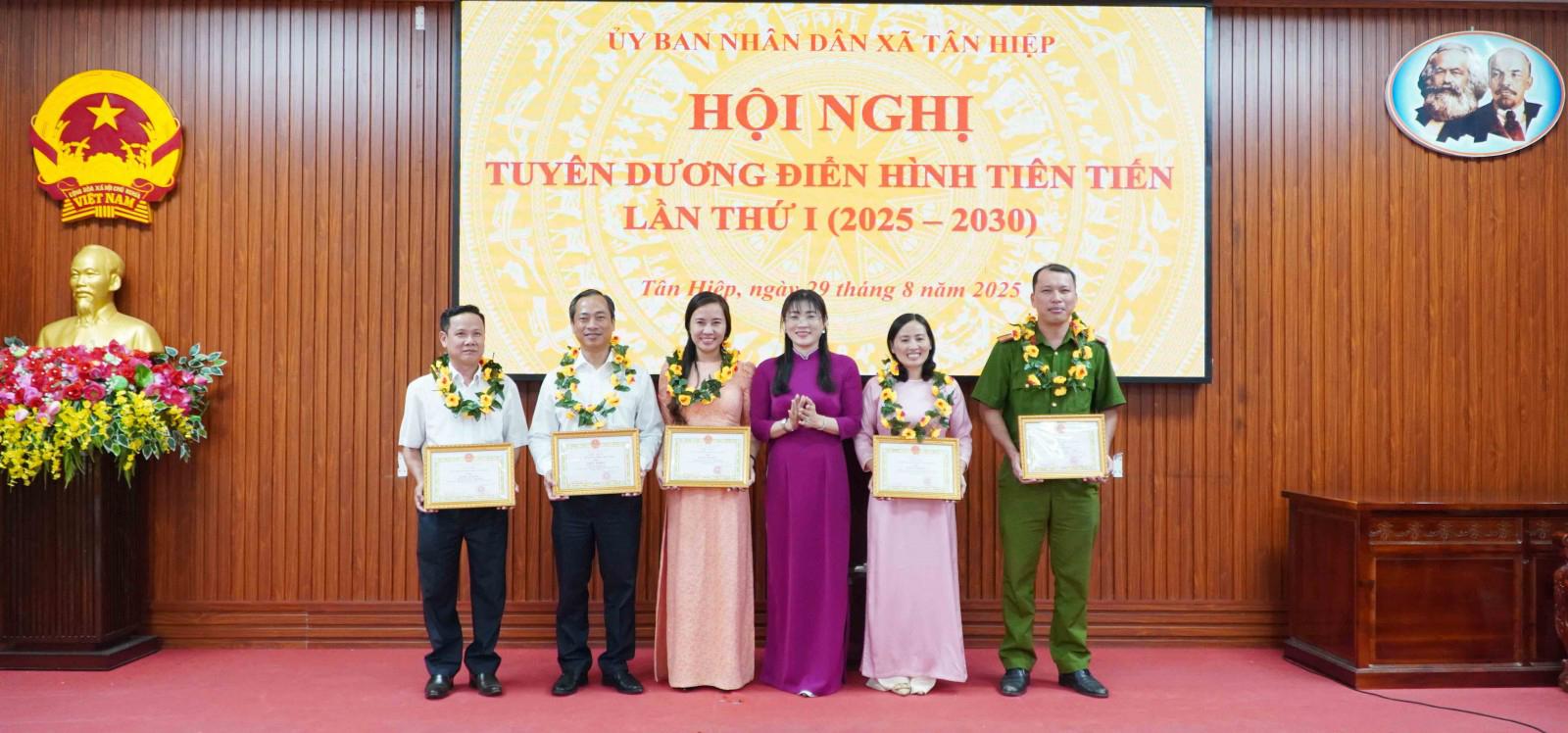 An Giang: Nhiều địa phương Hội nghị tuyên dương điển hình tiên tiến lần thứ I (2025 - 2030)