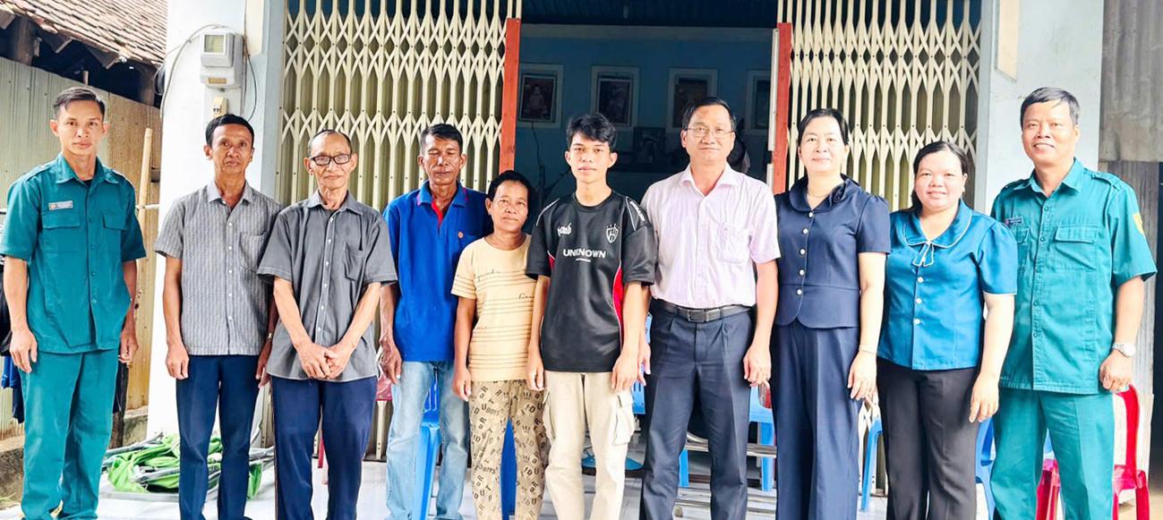 Chủ tịch UBND xã Ô Lâm thăm, động viên thanh niên trúng tuyển đại học quân đội