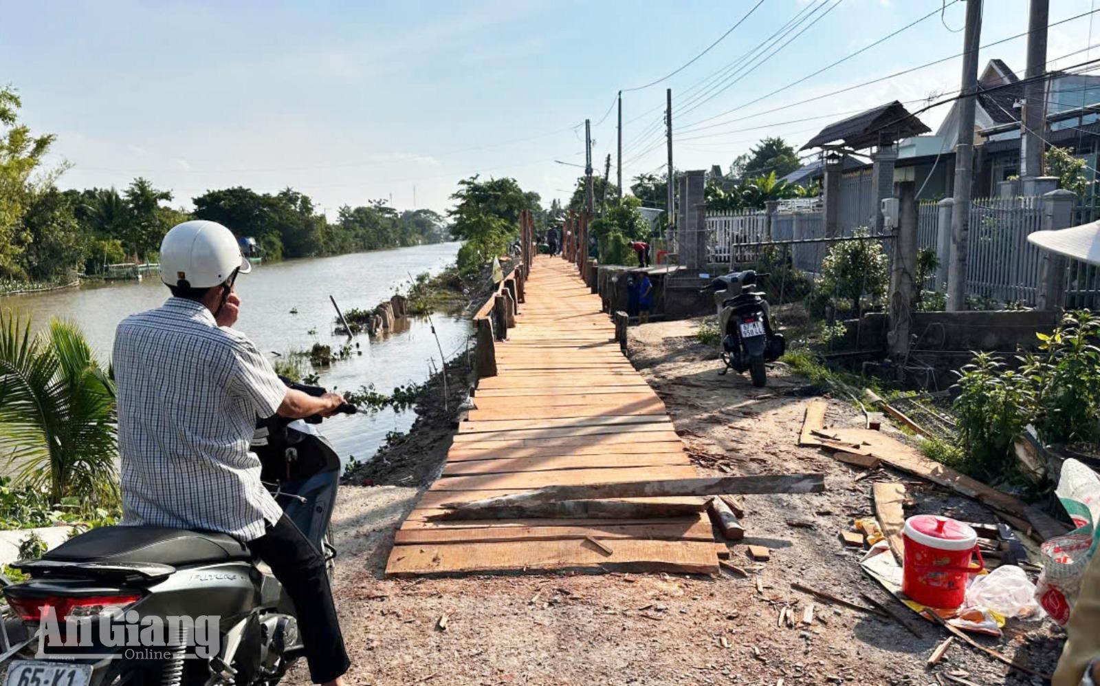 Xã Phú Hòa hoàn thành cầu tạm qua điểm sạt lở