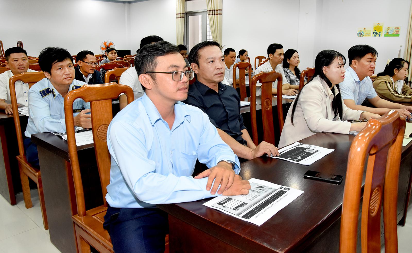 Gần 120 cán bộ và đại diện doanh nghiệp tập huấn chuyển đổi số