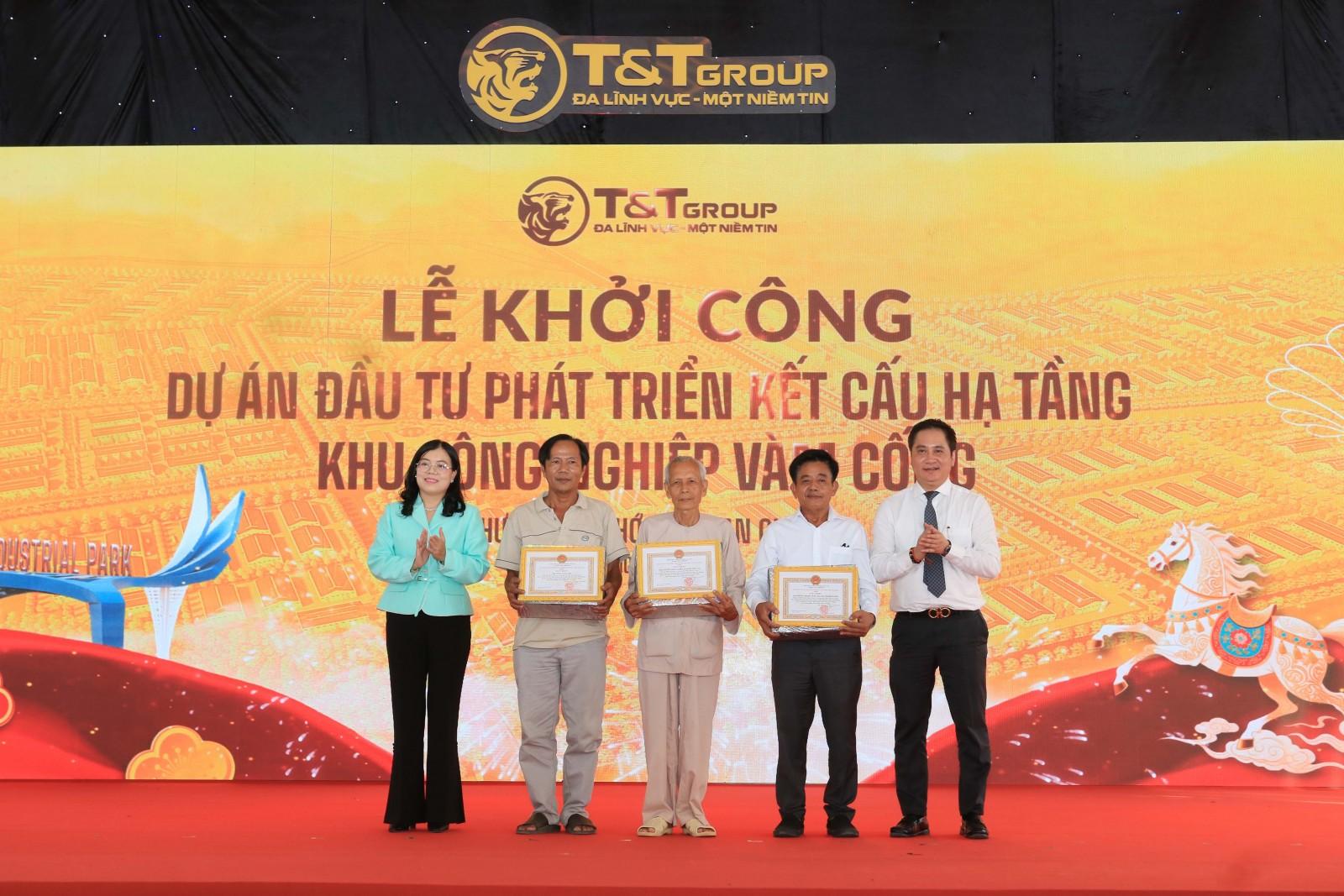 Chủ tịch UBND phường Mỹ Thới Vương Mai Trinh và đại diện Tập đoàn T&T Group khen thưởng các hộ gia đình