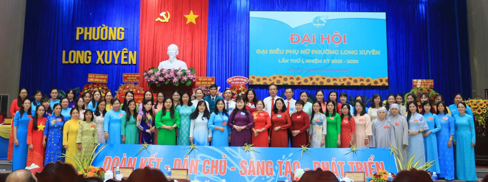 Lãnh đạo tỉnh, phường chúc mừng Ban Chấp hành Hội Liên hiệp Phụ nữ phường Long Xuyên ra mắt