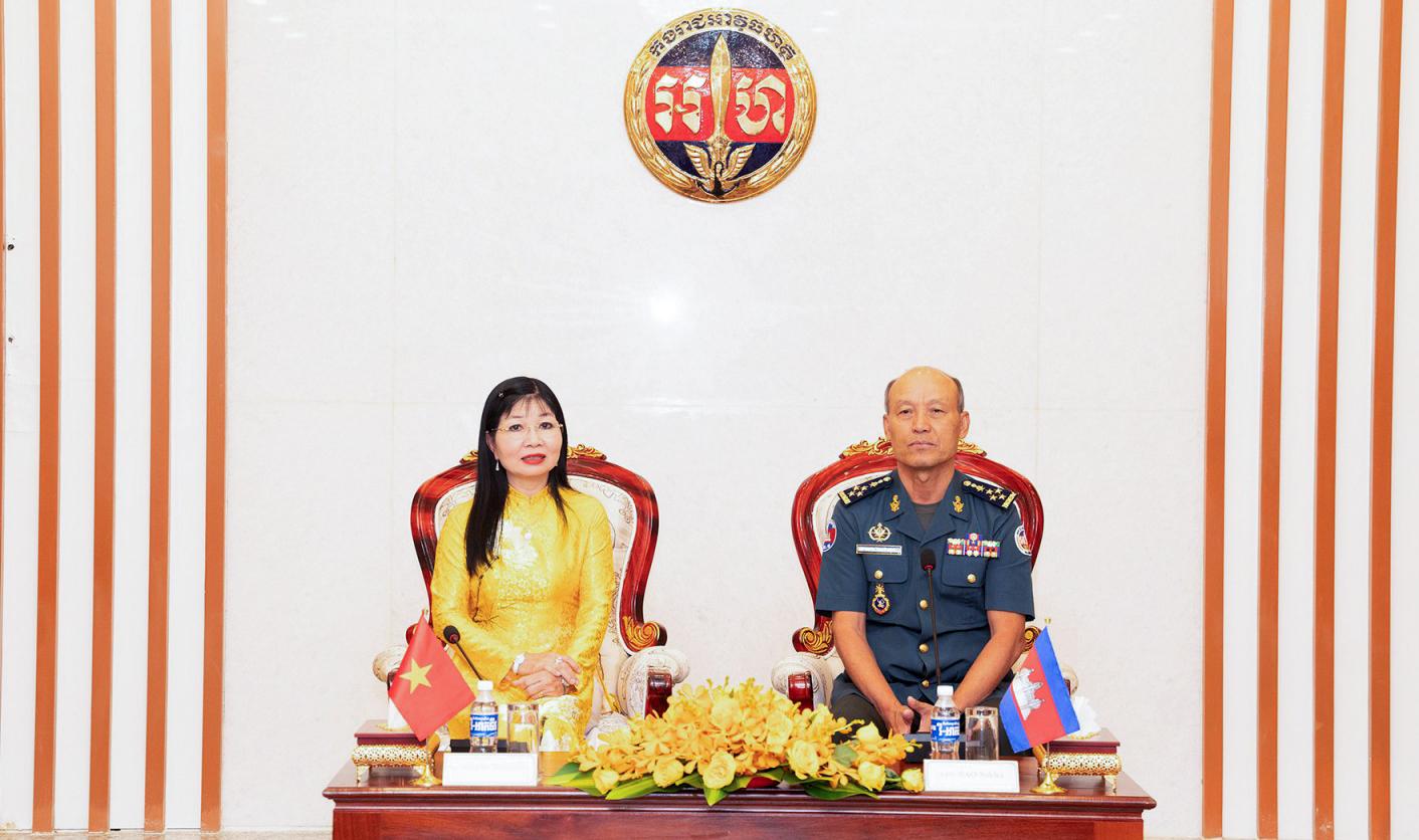 Đồng chí Trần Thị Thanh Hương chúc Tết Chôl Chnăm Thmây tại Bộ Tư lệnh Hiến binh - Quân đội Hoàng gia Campuchia