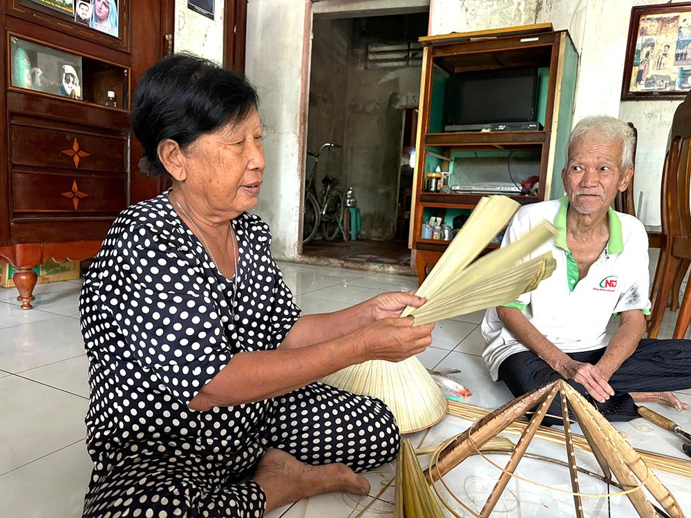 Giữ lửa nghề chằm nón lá ở xã Thạnh Đông