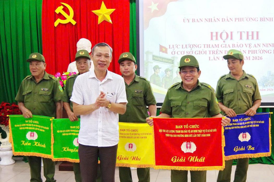 Phó Bí thư Đảng ủy, Chủ tịch UBND phường Võ Văn Hòa, Trưởng Ban Chỉ đạo Hội thi trao giải Nhất cho Đội 5