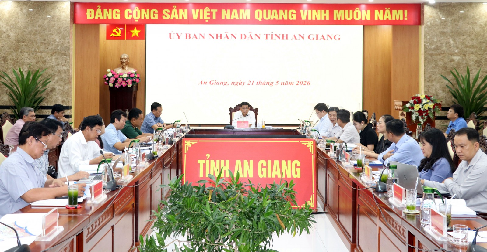Quang cảnh cuộc họp