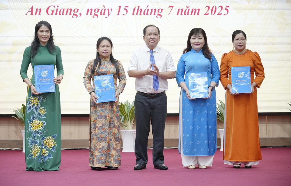 Công bố quyết định tổ chức, cán bộ Mặt trận Tổ quốc và các tổ chức chính trị - xã hội tỉnh An Giang