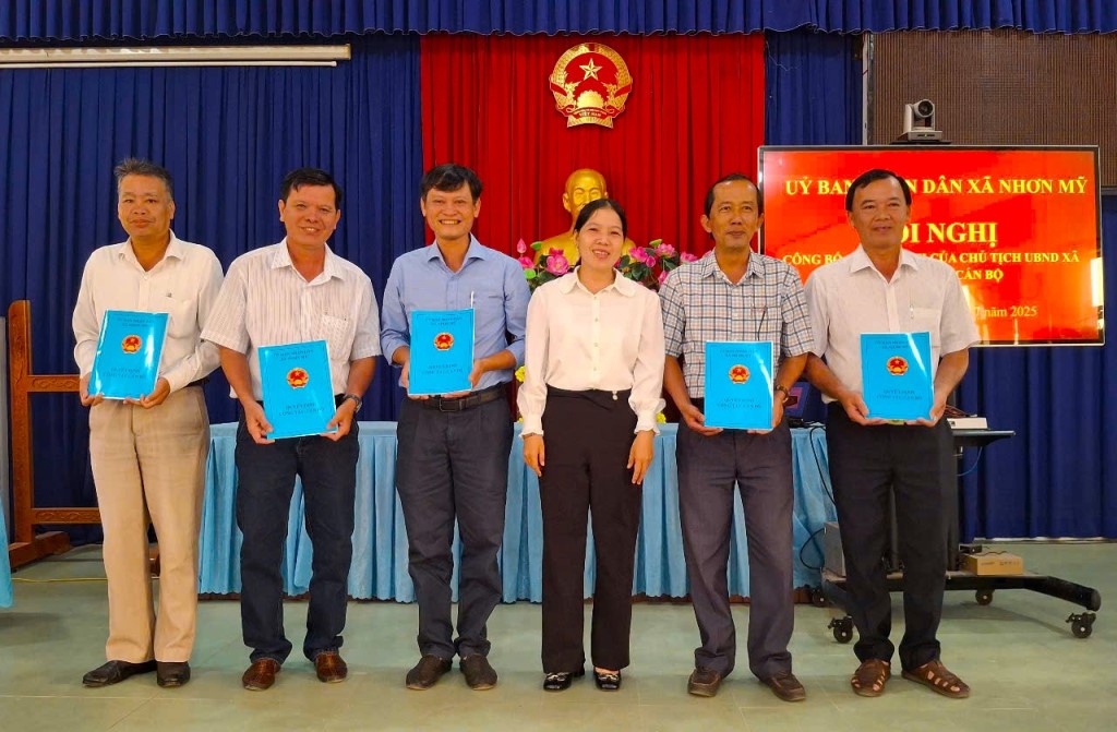 Xã Nhơn Mỹ công bố quyết định thành lập Trung tâm Phục vụ hành chính công và Trung tâm Dịch vụ tổng hợp