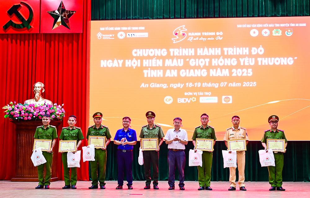 An Giang khai mạc Chương trình hành trình đỏ “Giọt hồng yêu thương” năm 2025