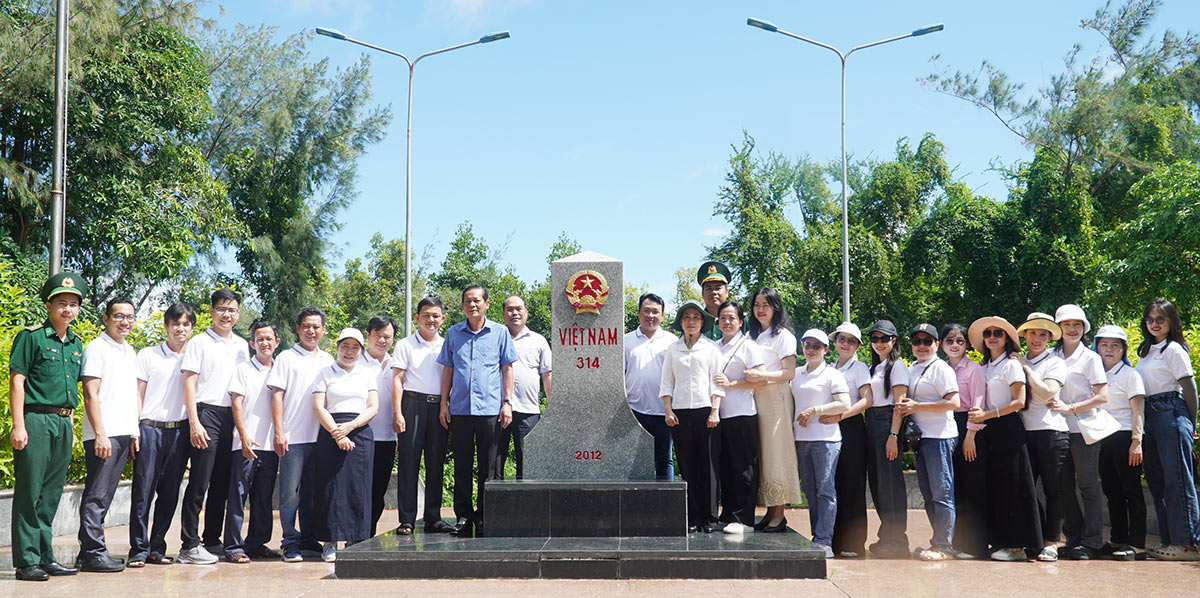 Văn phòng Đoàn Đại biểu Quốc hội và HĐND tỉnh An Giang dâng hương tưởng niệm tiền nhân