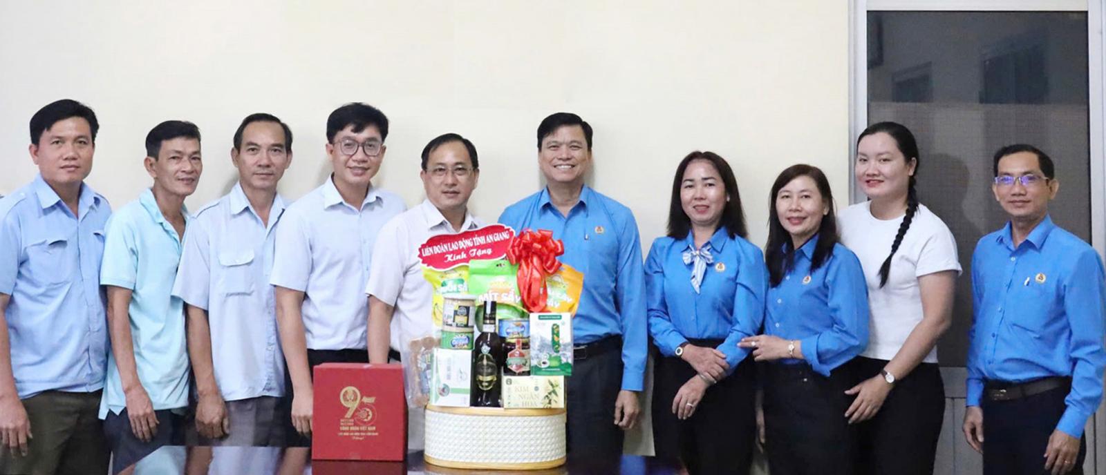 Liên đoàn Lao động tỉnh tổ chức nhiều hoạt động tại xã Giang Thành và Kiên Lương