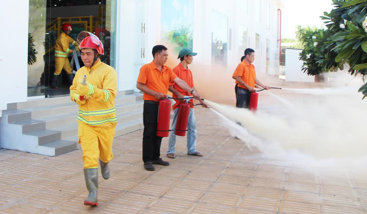 Thực tập phương án chữa cháy và cứu nạn, cứu hộ tại siêu thị Tứ Sơn