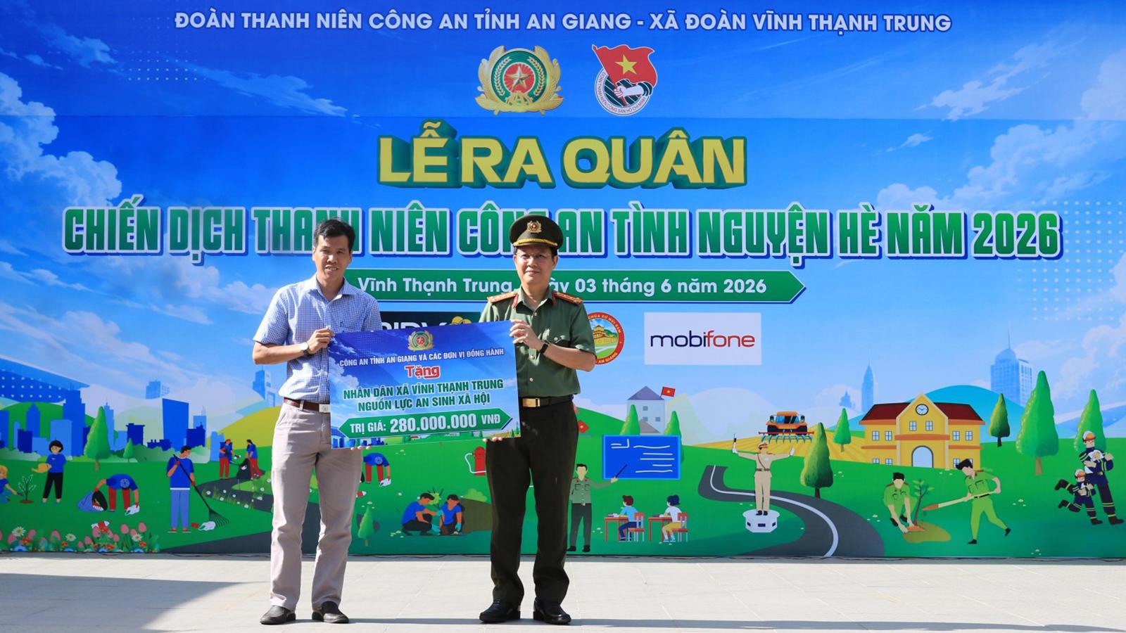 Đại tá Lê Phú Thạnh Phó Giám đốc Công an tỉnh trao bảng tượng trưng hỗ trợ nguồn lực an sinh xã hội cho xã Vĩnh Thạnh Trung