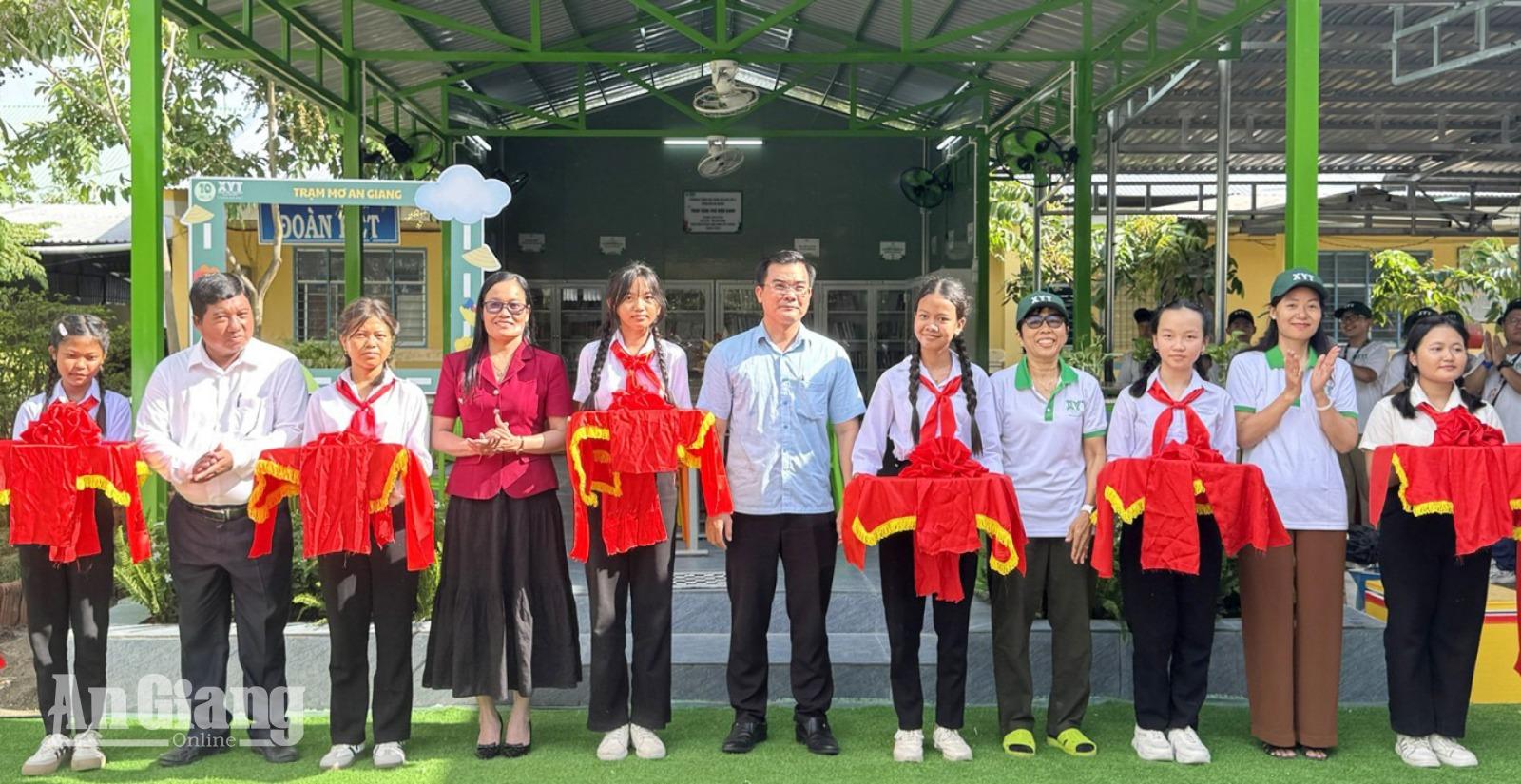 Trao tặng Thư viện xanh và nhà vệ sinh cho học sinh xã Ô Lâm