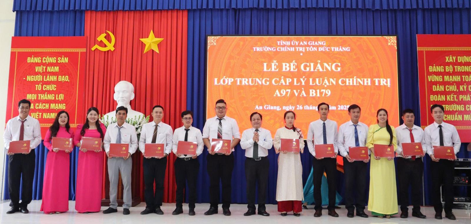 Bế giảng Lớp Trung cấp Lý luận chính trị A97 và B179