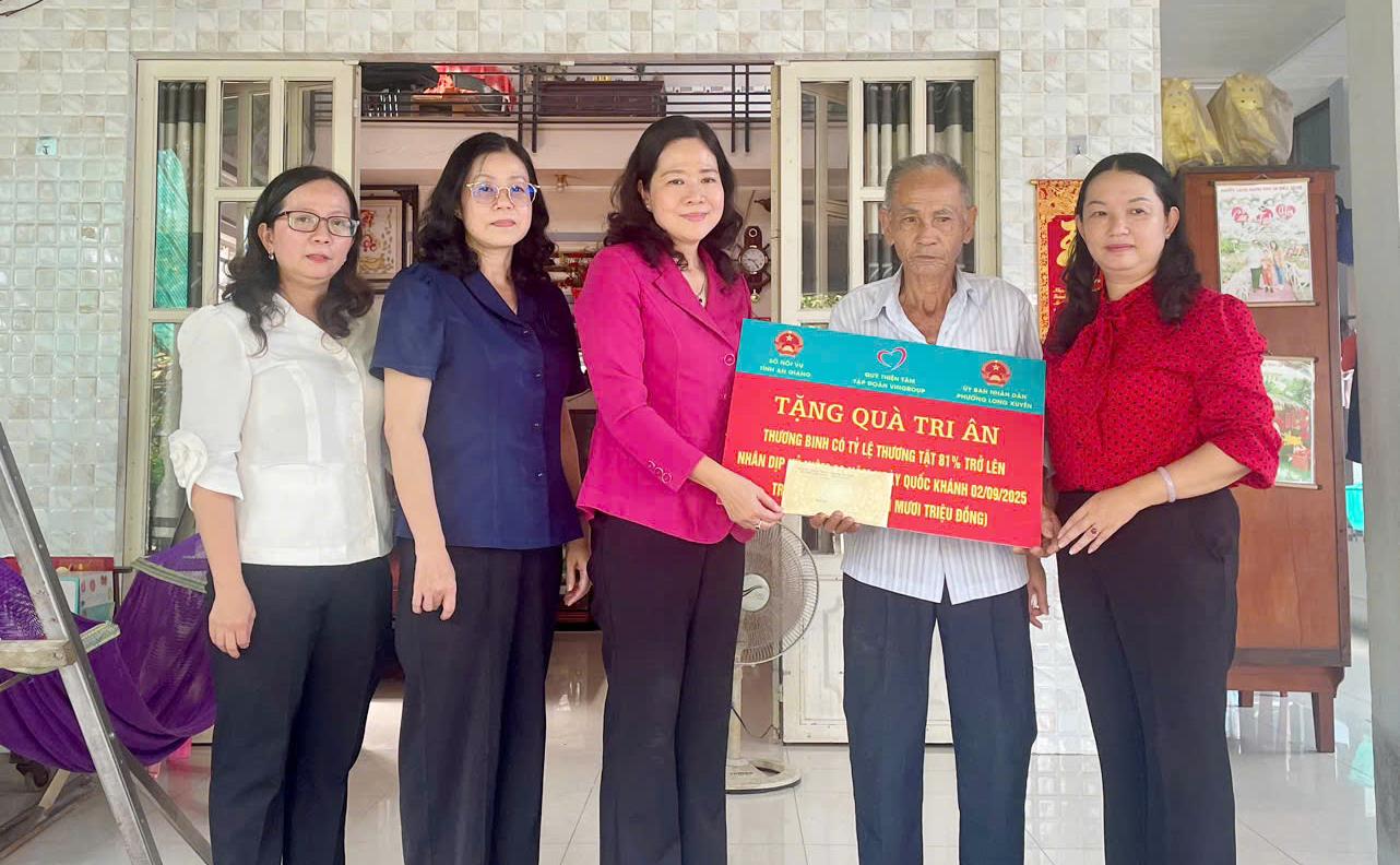 Phó Bí thư Thường trực Đảng ủy phường Long Xuyên Võ Thị Xuân Kiều trao quà cho các thương binh