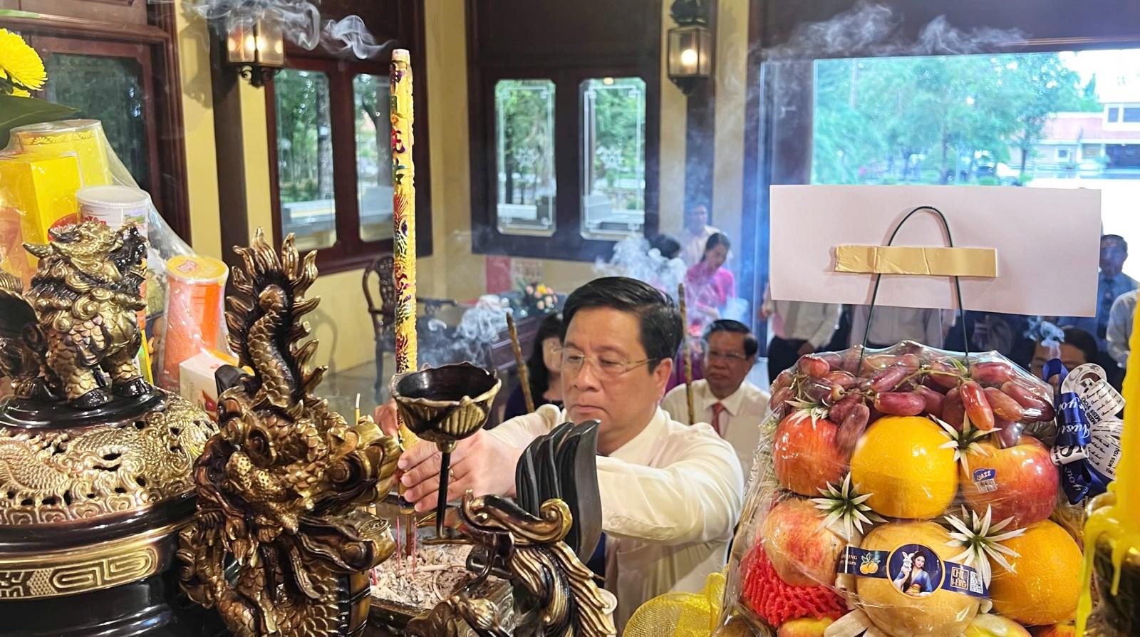 Chủ tịch UBND tỉnh An Giang viếng, dâng hương tại đền thờ Chủ tịch Tôn Đức Thắng