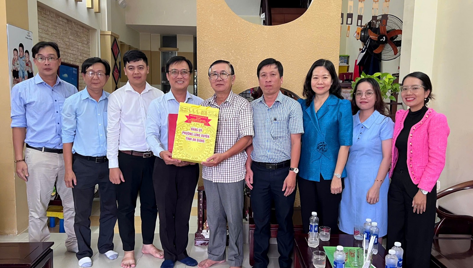 Thănm, tặng quà ông Đặng Văn Hòa