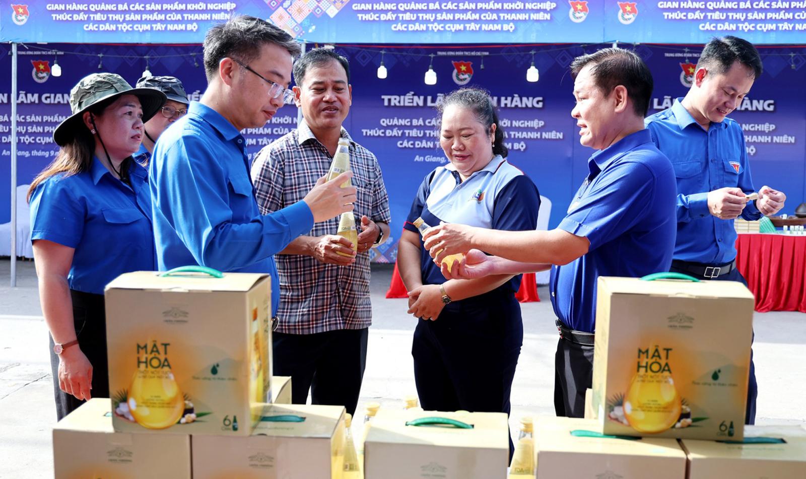 Khai mạc triển lãm quảng bá sản phẩm khởi nghiệp, thúc đẩy tiêu thụ sản phẩm của thanh niên dân tộc và miền núi các tỉnh Tây Nam Bộ