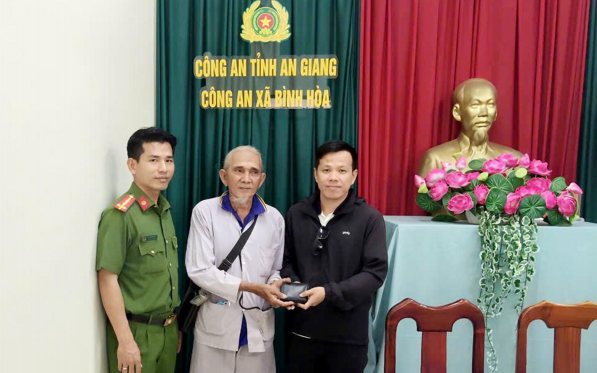 Công an xã Bình Hòa trả lại tài sản cho người đánh rơi