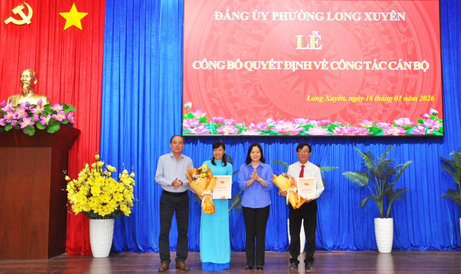 Đảng ủy phường Long Xuyên tổng kết công tác xây dựng Đảng và kiện toàn nhân sự Đồng chí Lâm Quang Thi, Tỉnh ủy viên, Bí thư Đảng ủy phường Long Xuyên và Phó Bí thư Thường trực Đảng ủy Võ Thị Xuân Kiều trao Quyết định, tặng hoa chúc mừng cho 2 cán bộ