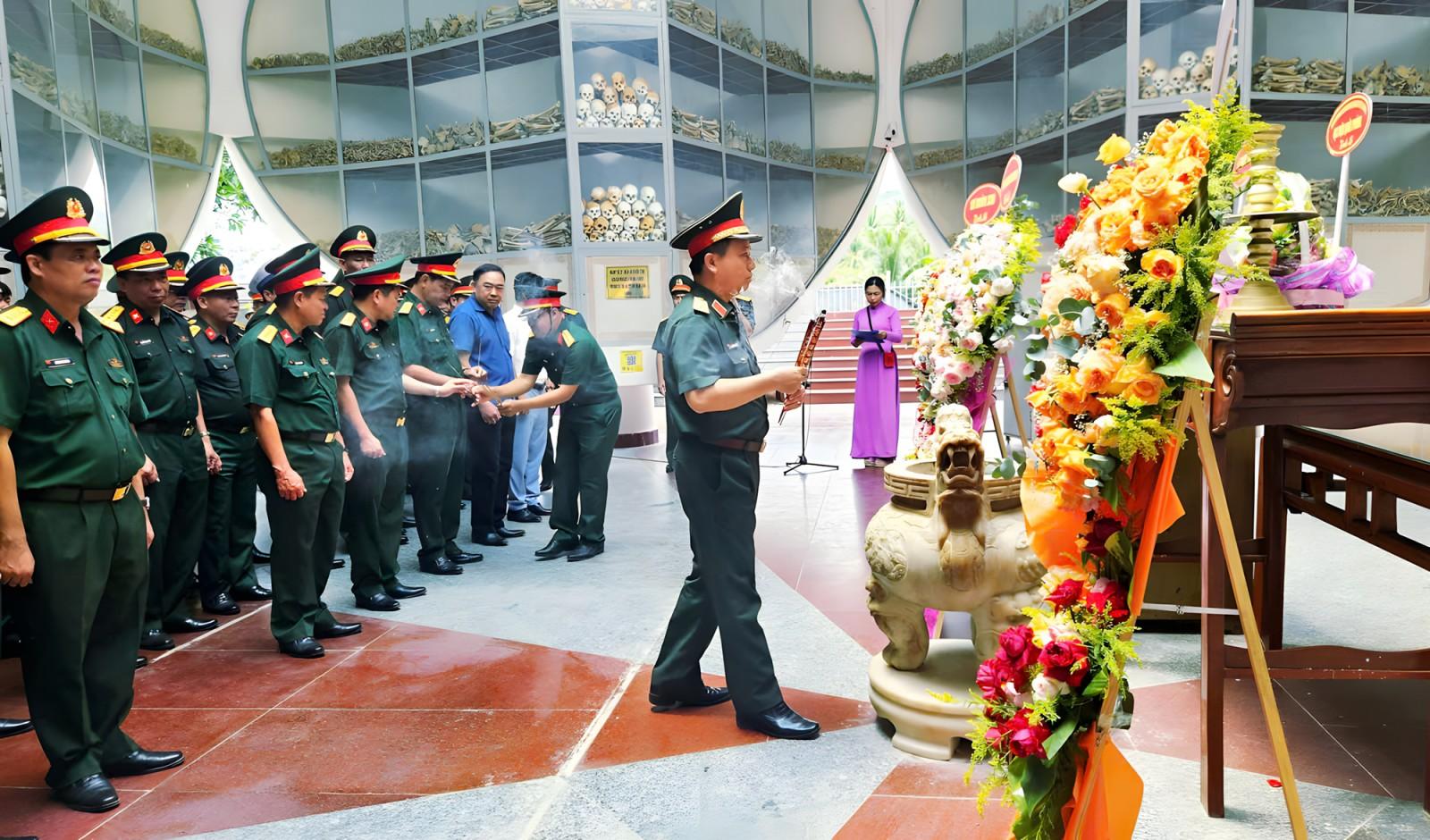 Đoàn công tác Học viện Quốc phòng thăm Khu di tích lịch sử Nhà mồ Ba Chúc