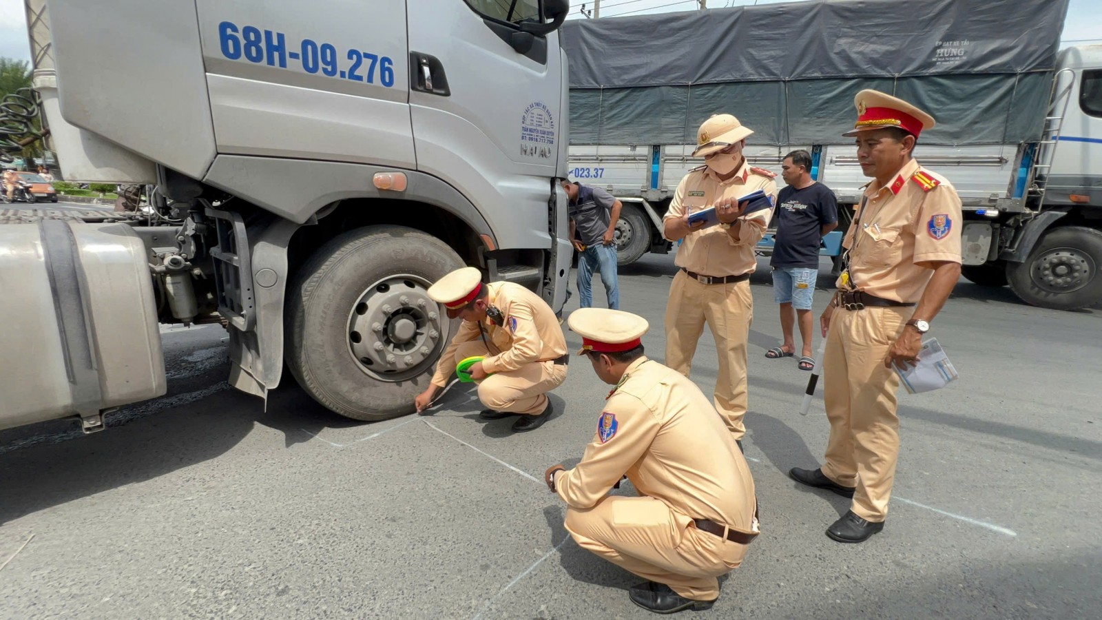 Lực lượng CSGT lập hồ sơ hiện trường