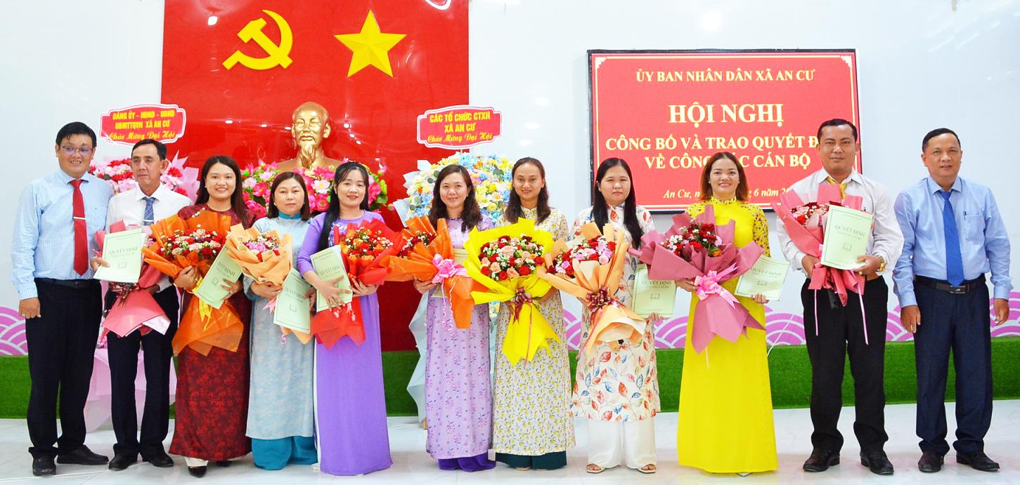 Xã An Cư trao 14 quyết định về công tác cán bộ