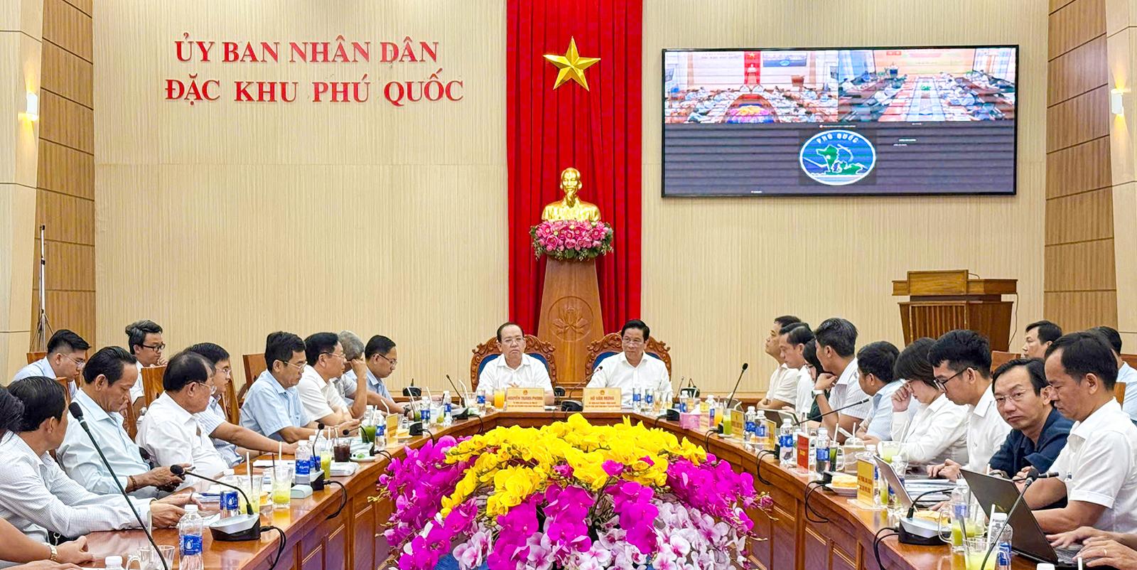 Chủ tịch UBND tỉnh An Giang Hồ Văn Mừng nghe báo cáo tiến độ dự án phục vụ Hội nghị APEC 2027