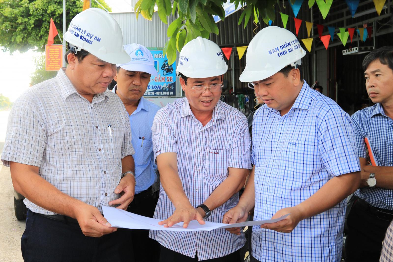 Phó Chủ tịch UBND tỉnh Lê Trung Hồ kiểm tra  dự án tại xã Hội An