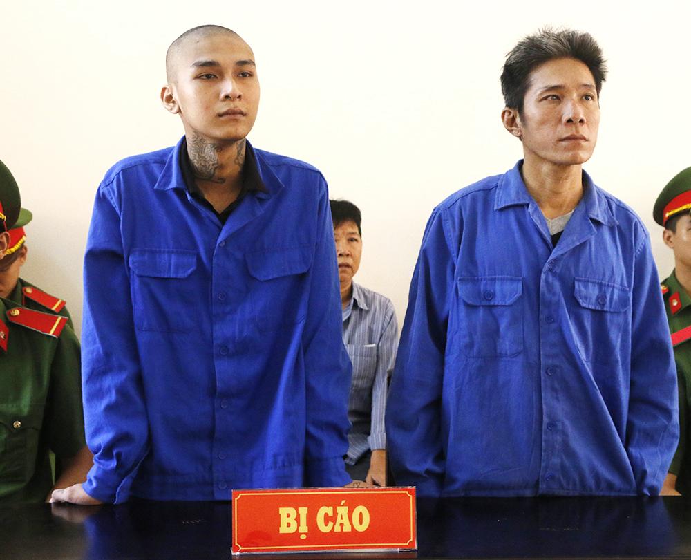 Cầm dao đi trả thù, hai cha con cùng vào tù