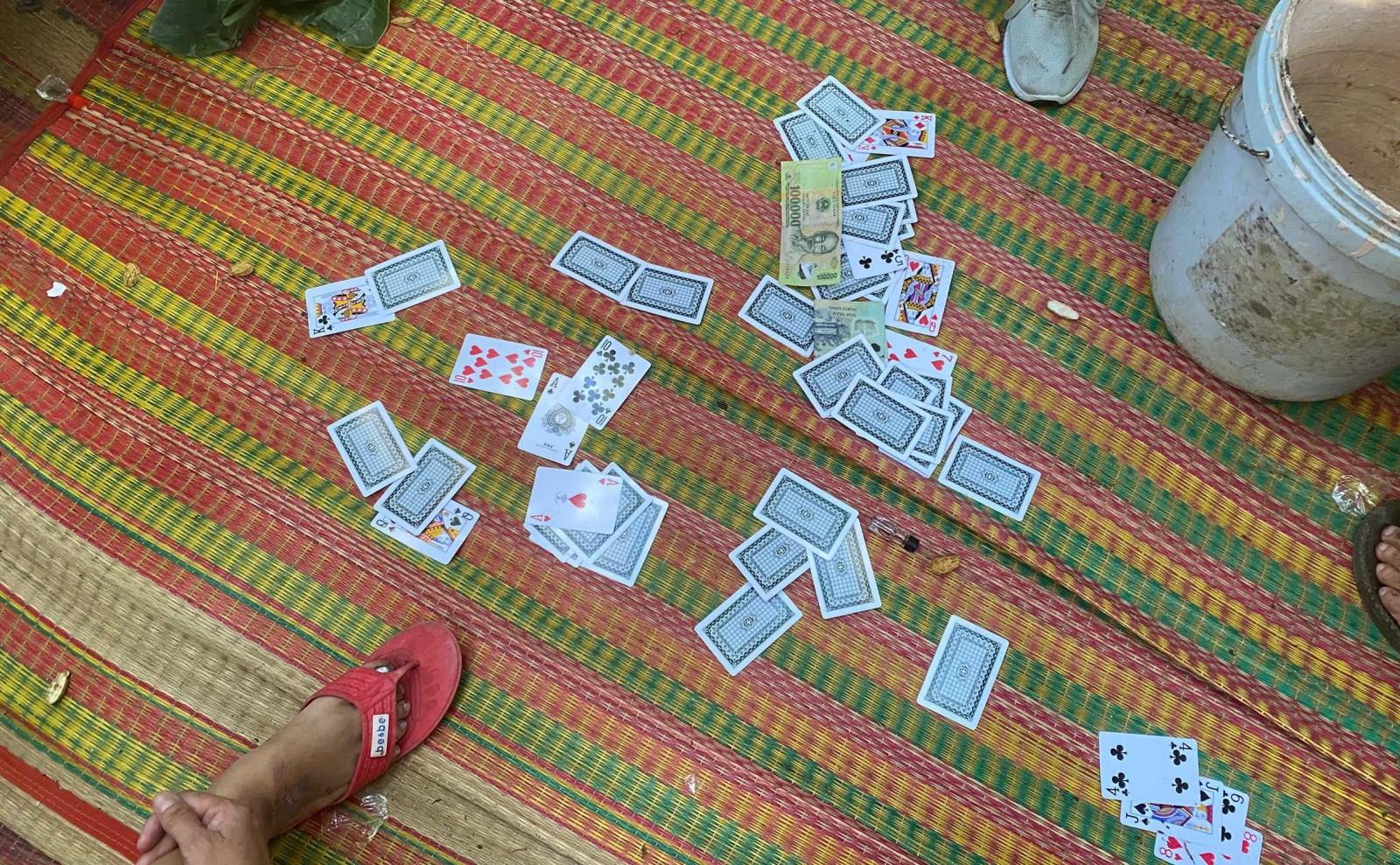 Công an phường Mỹ Thới triệt xóa tụ điểm đánh bạc Các đối tượng và tang vật bị phát hiện tại hiện trường