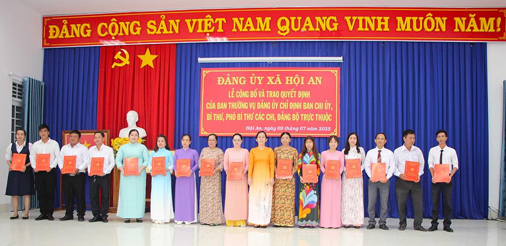 Đảng ủy xã Hội An công bố và trao quyết định thành lập 47 chi, đảng bộ trực thuộc