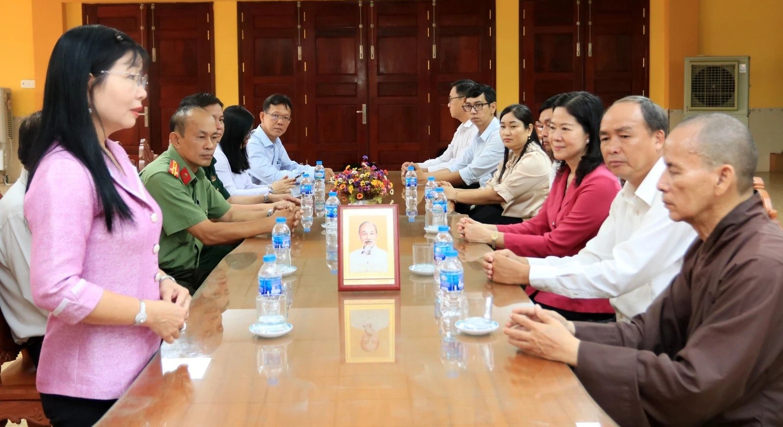 Phó Bí thư Tỉnh ủy, Chủ tịch Ủy ban MTTQ Việt Nam tỉnh An Giang Trần Thị Thanh Hương phát biểu chúc mừng Chùa Bình An nhân dịp Đại lễ Phật đản