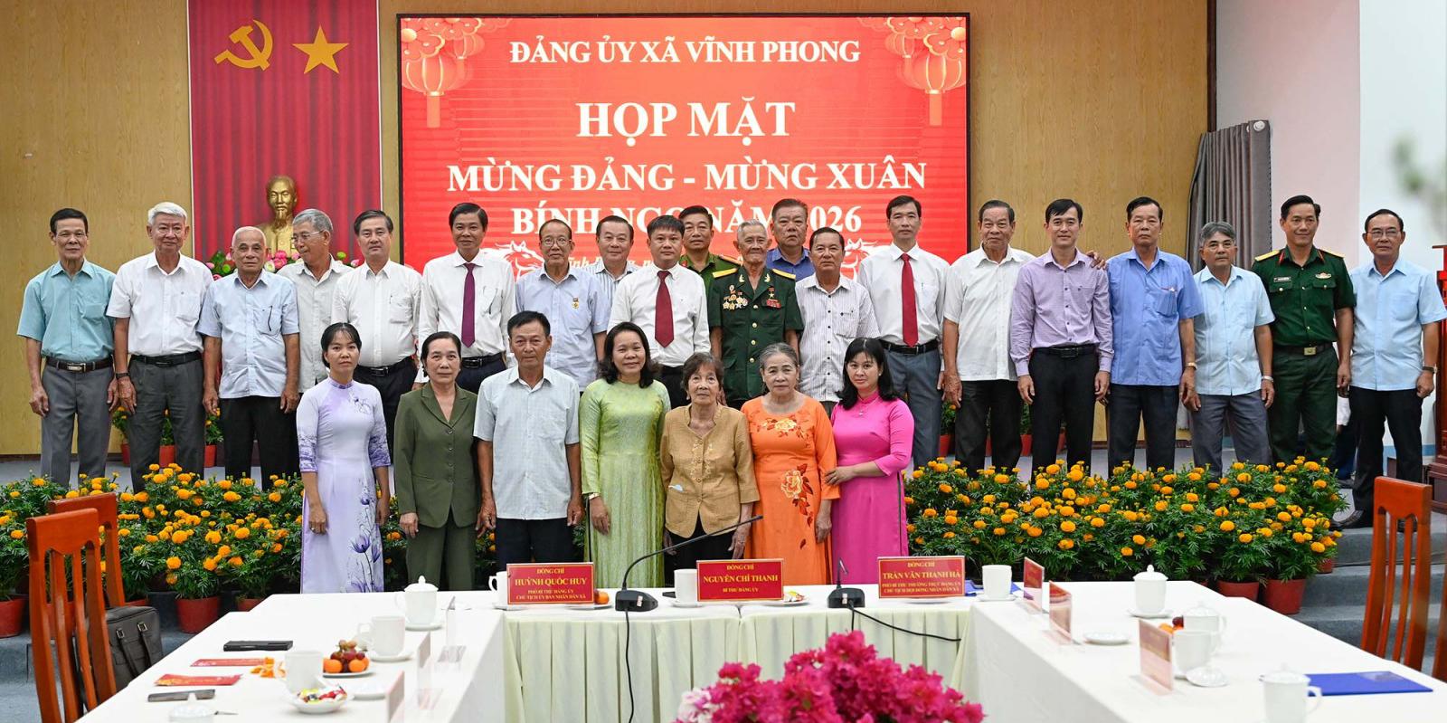 Vĩnh Phong trao huy hiệu Đảng và họp mặt mừng Đảng - mừng Xuân năm 2026